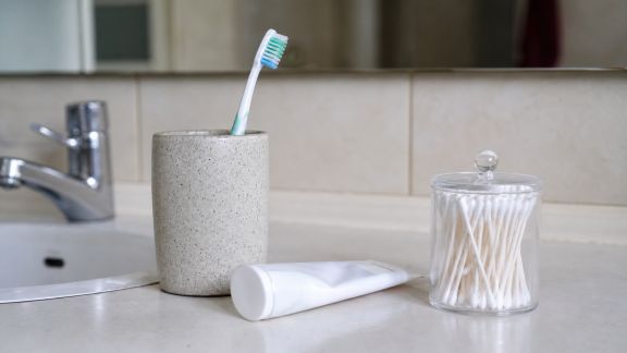 Brossage, soins des dents et hygiène de l’oreille, mode d’emploi