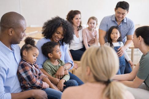Rassembler les familles pour une journée pédagogique sur l'adoption responsable